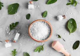 Гид по соли: какая бывает, когда и сколько солить еду